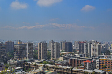 Fototapeta na wymiar Santiago desde el mirador a Valle Nevado
