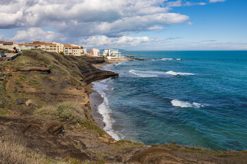 Naklejka premium Méditerranée et quartier des falaises du Cap d'Agde depuis les falaises volcaniques aux couleurs caractéristiques