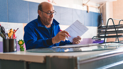 Hombre revisando documentos en su despacho