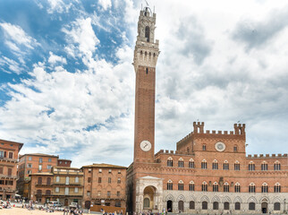 Obraz premium Piazza del Campo in Siena under a cloudy sky