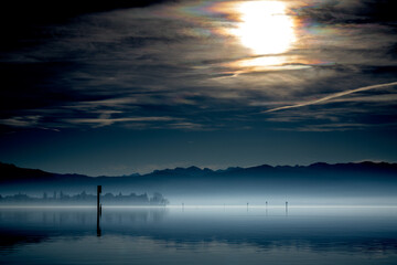 Nebel über See am Morgen