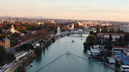 Obraz premium Canal de Alfonso XIII + Boat + Sunset – Sevilla, Spain (Drone photo)