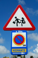 スペインの園児横断の道路標識
