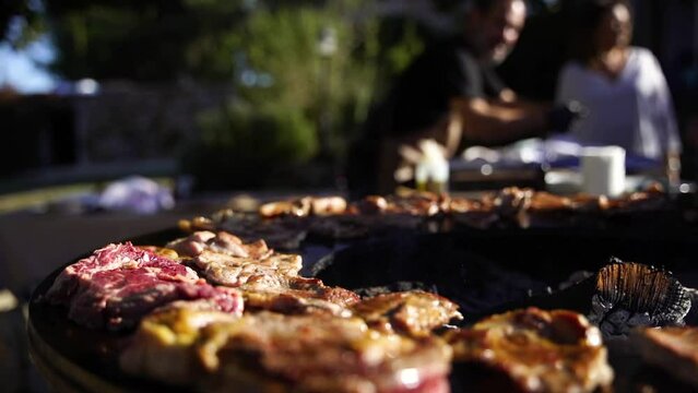 Preparando la carne a la plancha (Slow Motion)