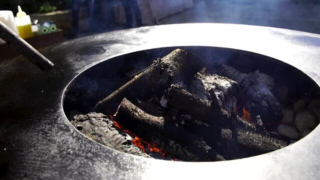 Avivando el fuego antes de preparar la comida (Slow Motion)
