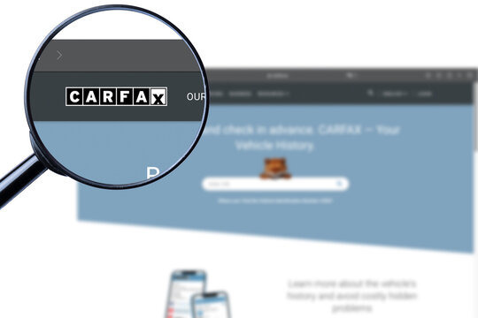 Los Angeles, California, USA - 20 Martha 2023: Illustrative Editorial of Carfax website homepage. Carfax logo visible on display screen.