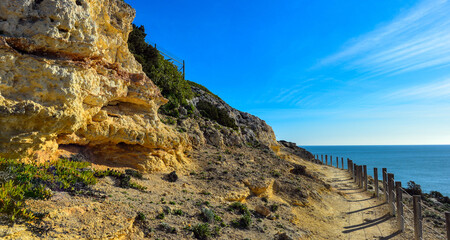 Wanderweg in der Felsalgarve bei Carvoeiro (Lagoa), Portugal)