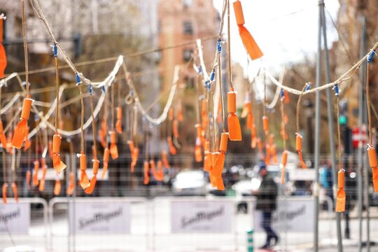 Masclet&aacute; durante las fallas de valencia, petardos colgados de diferentes colores