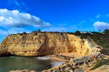Fototapeta na wymiar Praia do Carvalho bei Carvoeiro, Lagoa (Algarve, Portugal)