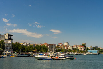 Naklejka premium Motor boats and yachts are docked in the port, near the pedestrian promenade