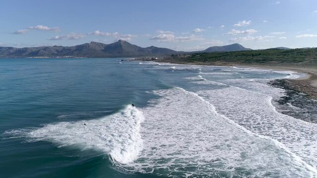 Surf y olas en la playa (Son Serra de Marina - Mallorca) 