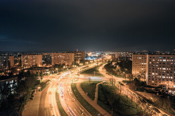 Fototapeta na wymiar Miasto nocą, rondo w mieście przemysłowym Jastrzębie Zdrój na Śląsku w Polsce, panorama z lotu ptaka