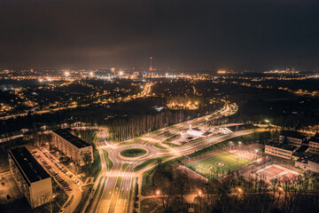 Miasto nocą, rondo w mieście przemysłowym Jastrzębie Zdrój na Śląsku w Polsce, panorama z...
