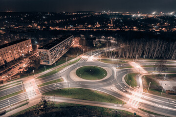 Miasto nocą, rondo w mieście przemysłowym Jastrzębie Zdrój na Śląsku w Polsce, panorama z...