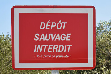 Panneau de signalisation : dépôt sauvage interdit.