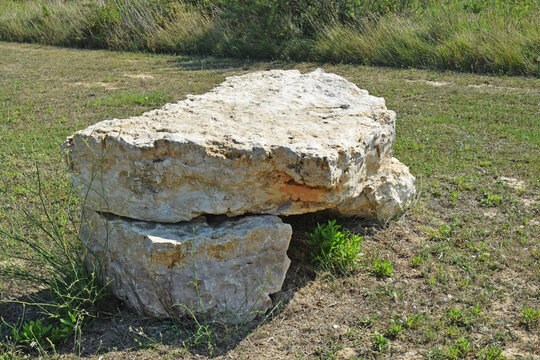 Banc rustique compos&eacute; de trois grosses pierres pour faire une halte en cours de promenade.