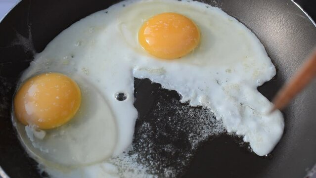 We fry fried eggs. Shooting in kitchen. Process of