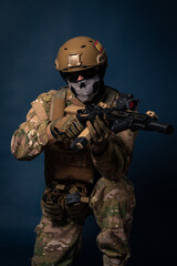 soldado militar  en sesión de fotos en estudio