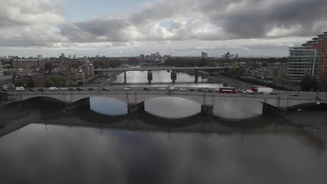  Rush hour on Putney bridge, slowly moving vehicles