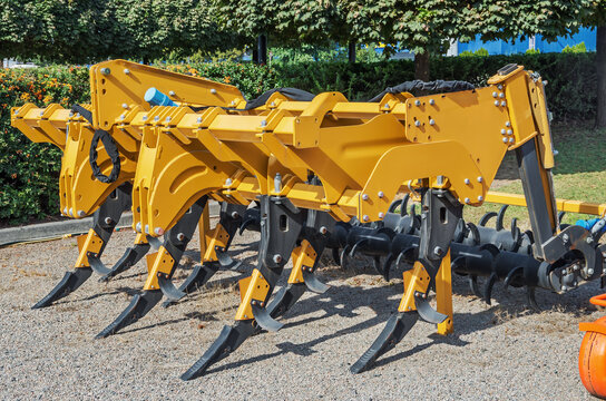 Deep subsoiler of agricultural soils