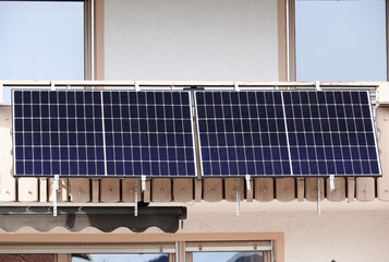 Ein Balkonkraftwerk ist auch für ältere Häuser geeignet. Solarmodule zur Stromerzeugung auf...