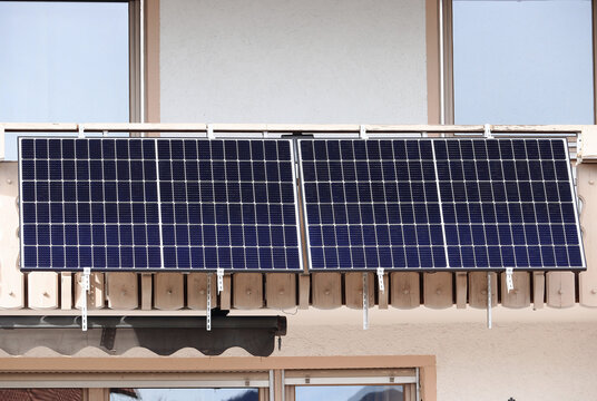 Ein Balkonkraftwerk ist auch für ältere Häuser geeignet. Solarmodule zur Stromerzeugung auf einem Balkon