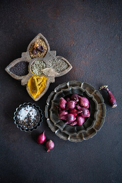 Red pearl onion with spices 