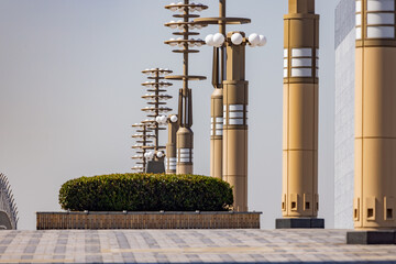 都会の海辺に架かる橋