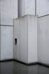 Obraz na płótnie Canvas Modern concrete facade with small opening.