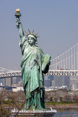 Fototapeta premium 銅像と都会の海に架かるブリッジ