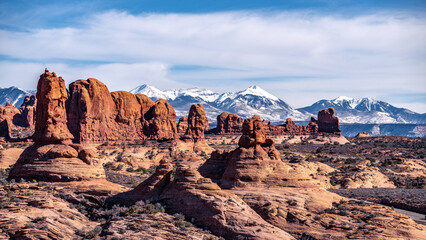 la sal mountain viewed from arches national park  - obrazy, fototapety, plakaty