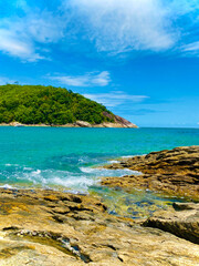 Fototapeta premium a beautiful coastal beach with a view of a tropical island with a large blue ocean
