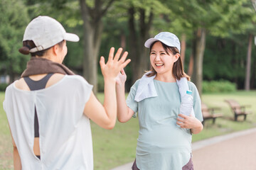 公園で運動・ウォーキング・ランニングする妊婦をママ友・主婦・友達
