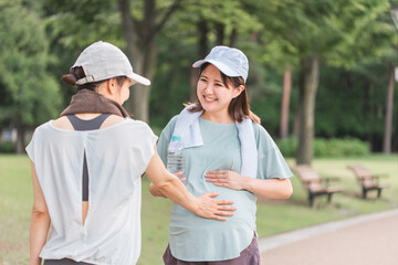 公園で運動・ウォーキング・ランニングする妊婦をママ友・主婦・友達
