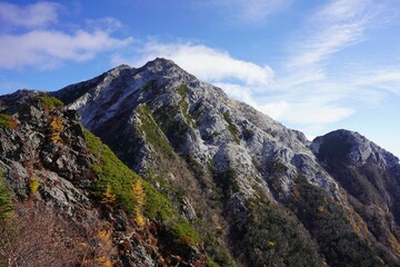 Fototapeta na wymiar 駒津峰から望む秋の甲斐駒ヶ岳