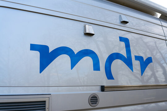 Logo des mitteldeutschen Rundfunk, mdr, an einem &Uuml;bertragungswagen w&auml;hrend einer Veranstaltung 