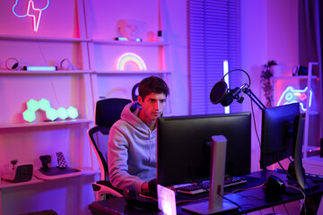 Caucasian steamer boy review top 10 online esport game live and share on his channel in playing room © MergeIdea