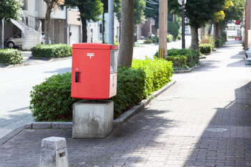 道端に設置された郵便ポスト