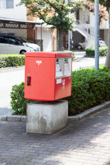 Fototapeta na wymiar 道端に設置された郵便ポスト