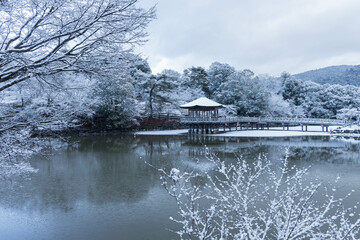 Fototapeta premium 奈良公園 雪の日の浮見堂 横位置 １