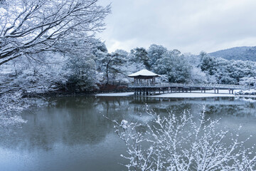 奈良公園　雪の日の浮見堂　横位置　１