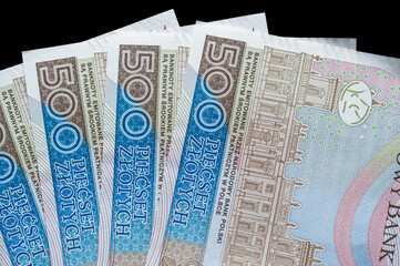 banknoty pięćsetzłotowe w pliku na czarnym tle