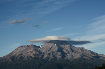 Fototapeta premium lenticular clouds mount shasta