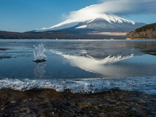 富士山と凍った山中湖