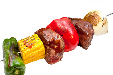 バーベキューで串焼きを焼く