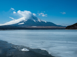 富士山と凍った山中湖