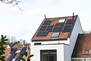 maison logement immobilier panneaux solaires photovoltaique environnement - obrazy, fototapety, plakaty