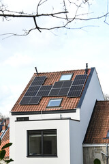maison logement immobilier panneaux solaires photovoltaique environnement