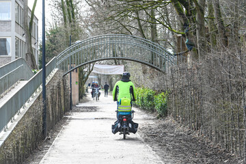 loisir promenade printemps climat environnement arbre nature fleur detente sentier balade gens velo...