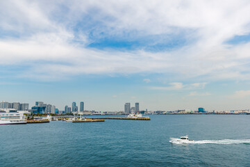 Obraz na płótnie Canvas panorama of modern city skyline of Yokohama near minato mirai 21 area with blue sky, ocean and boat, Yokohama, Japan